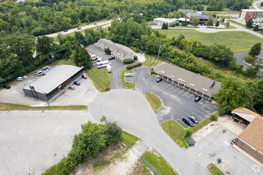 More Photos Of 606 Crystal Pl, La Grange Freestanding For Lease