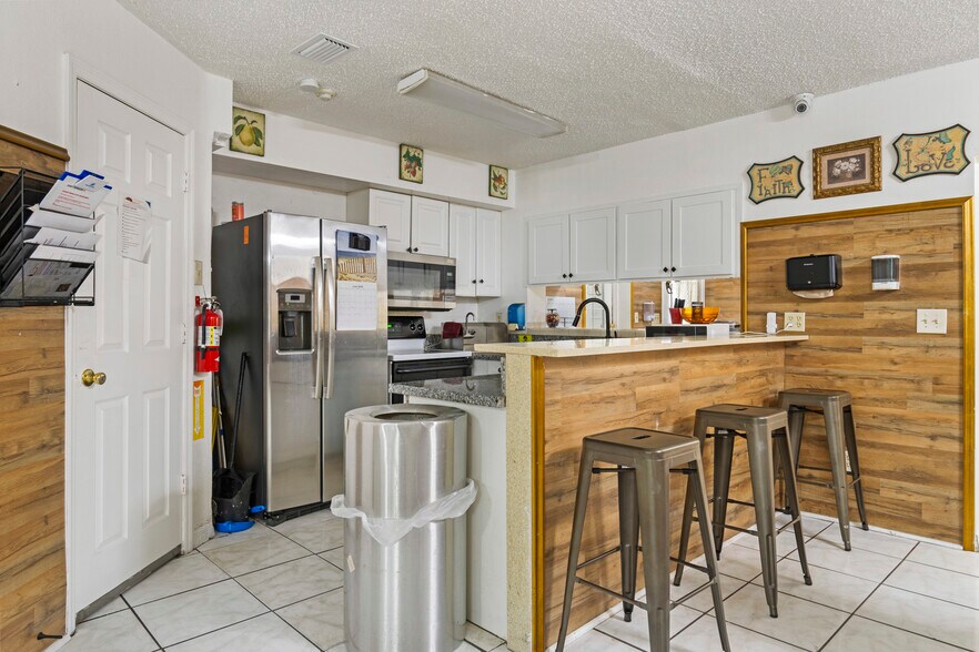 More Photos Of 613 Forest Hills Dr, Brandon Assisted Living For Lease