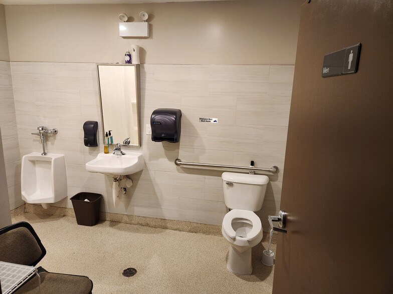 More Photos Of 2708-2714 S 9th Ave, Broadview Manufacturing For Sale