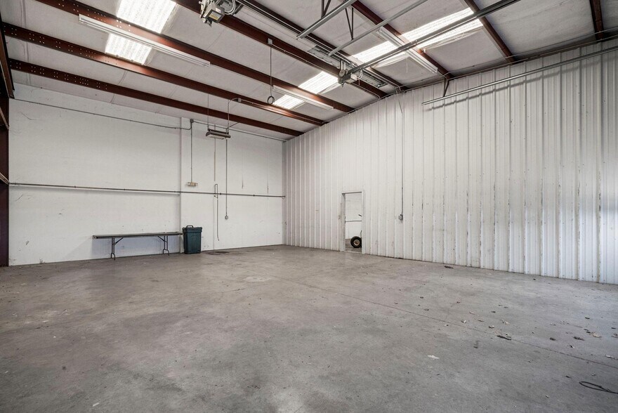 More Photos Of 240 Exchange St, Burleson Auto Dealership For Sale