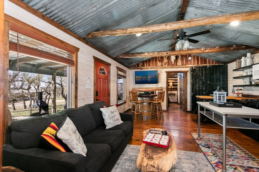 More Photos Of 100 Five Star Trl, Fredericksburg Hotel For Sale