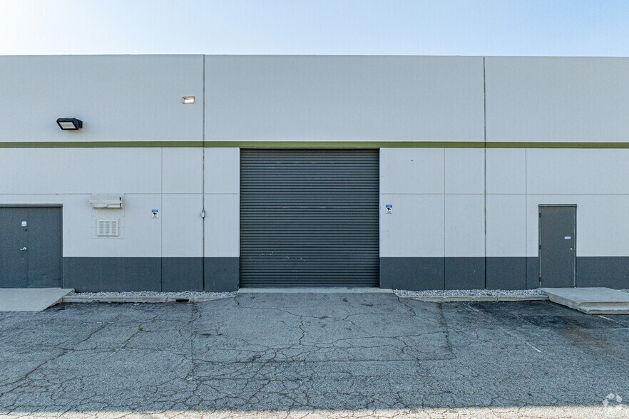 More Photos Of 3300-3328 Garfield Ave, Commerce Light Manufacturing For Lease