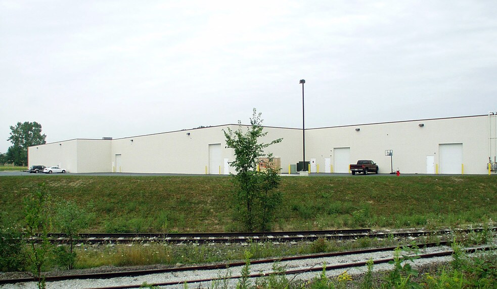 More Photos Of 17295 Foltz Industrial Pky, Strongsville Light Manufacturing For Lease
