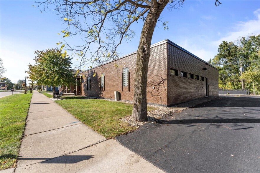 More Photos Of 7560 Macomb St, Grosse Ile Storefront Retail Office For Sale