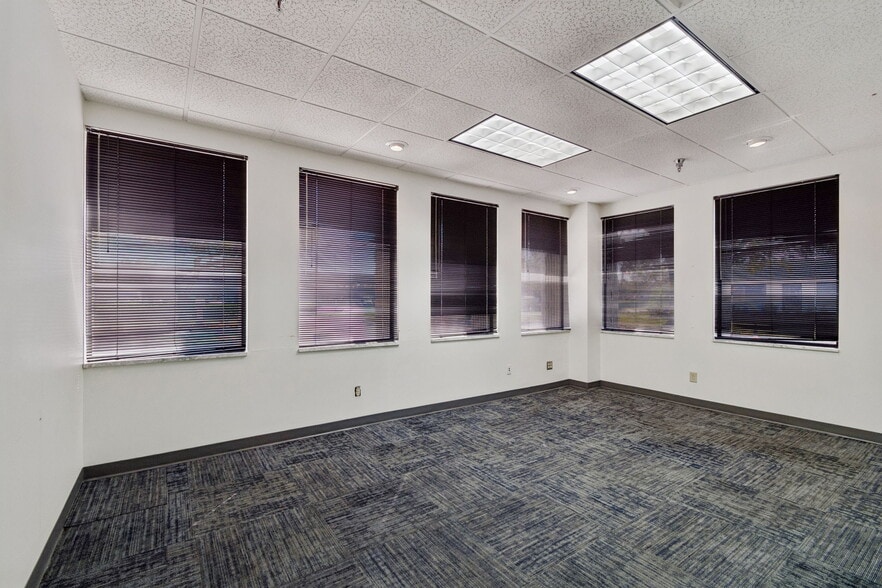 More Photos Of 4913 W Laurel St, Tampa Light Distribution For Lease