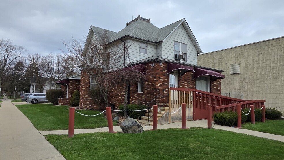 Primary Photo Of 247 Northbound Gratiot Ave, Mount Clemens Apartments For Sale