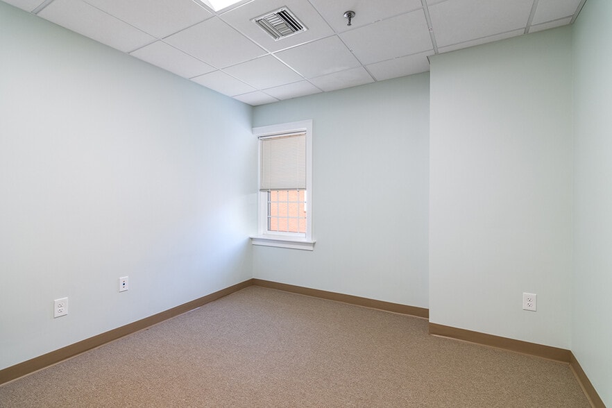 More Photos Of 400 Massasoit Ave, East Providence Medical For Sale
