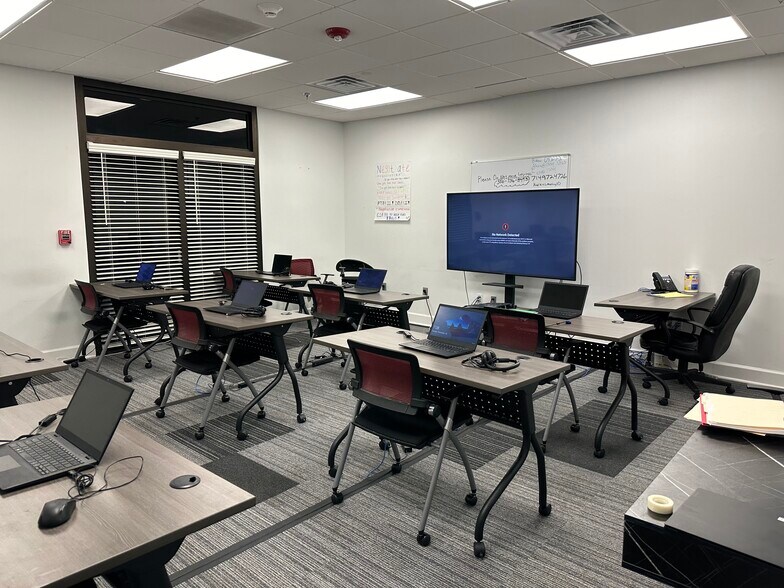 More Photos Of 2601 Cross Country Dr, Columbus Office For Sale