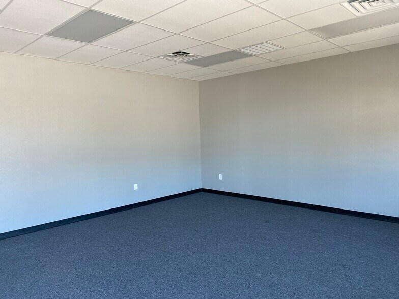 More Photos Of 316 W University Dr, McKinney Flex For Lease