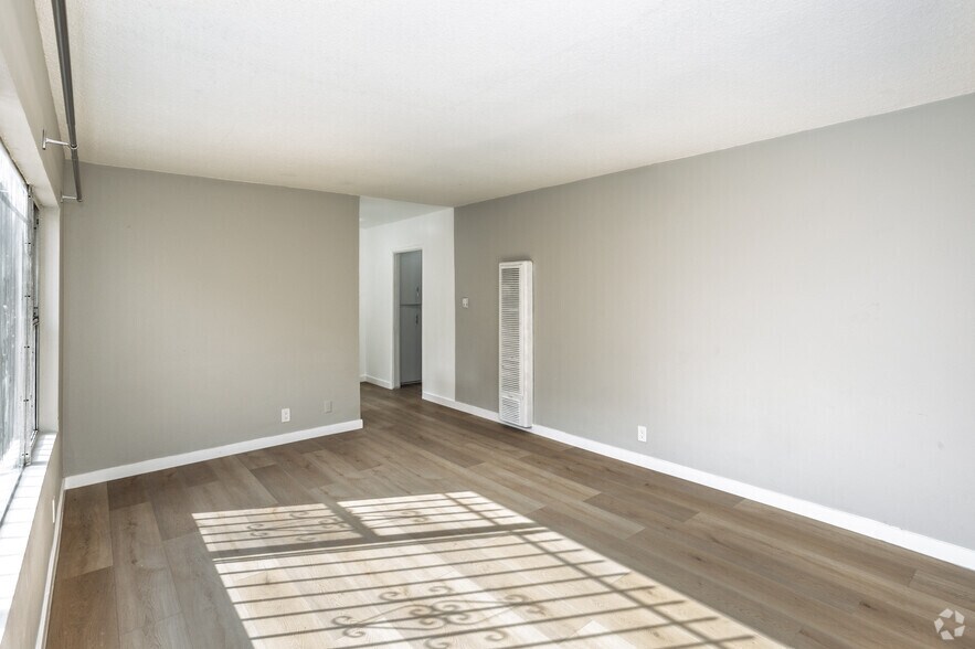 More Photos Of 533-535 W 75th St, Los Angeles Apartments For Sale