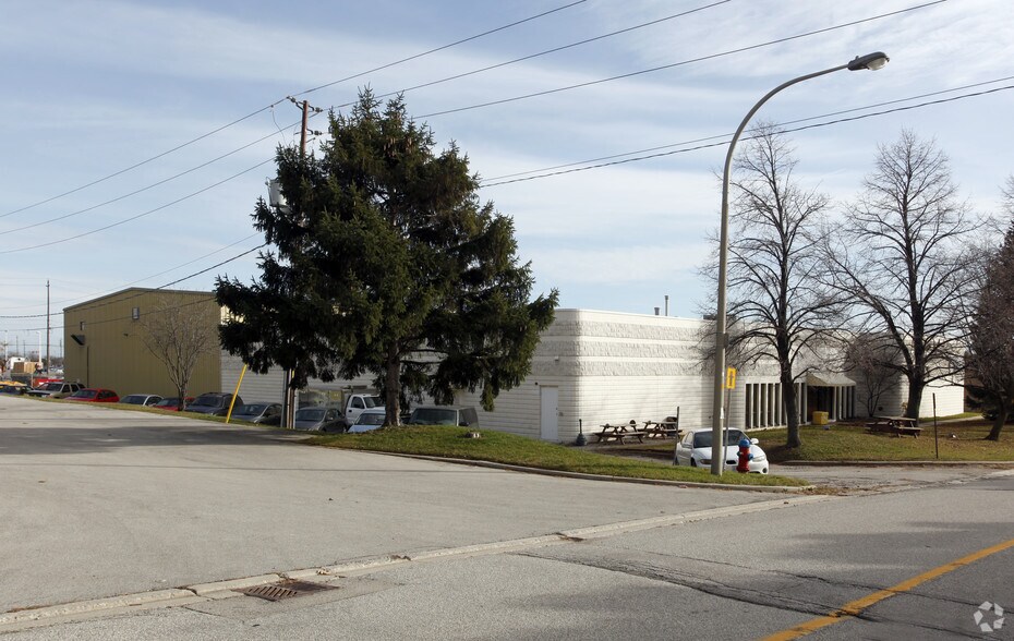 More Photos Of 921 Gateway, Burlington Warehouse For Lease