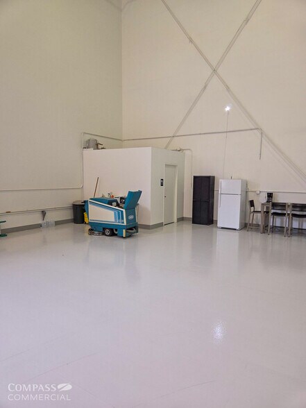 More Photos Of 665 Salmon Ave, Redmond Airplane Hangar For Sale