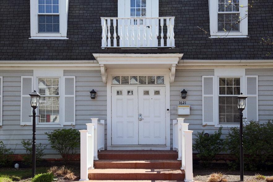 More Photos Of 1621 W Colonial Pky, Palatine Office For Sale