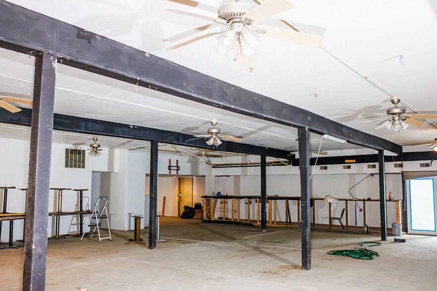 More Photos Of 719 Central Ave W, Hampton Flex For Lease