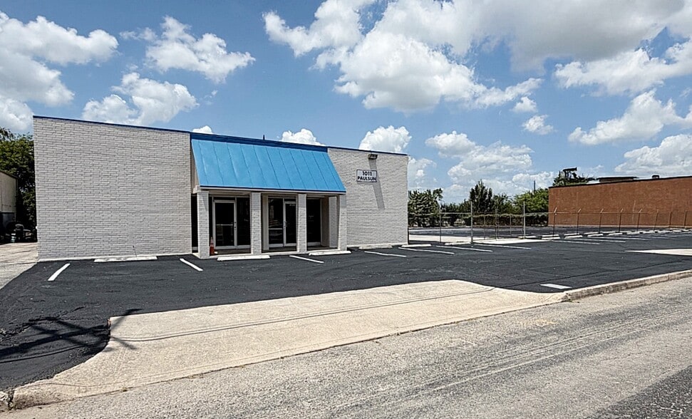 Primary Photo Of 1011 Paulsun St, San Antonio Light Distribution For Lease