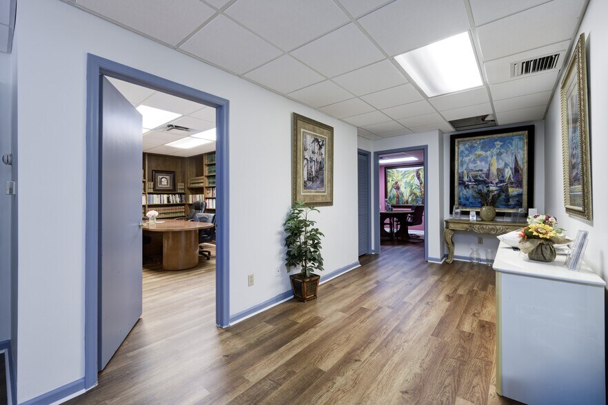 More Photos Of 2240 Palm Beach Lakes Blvd, West Palm Beach Office For Sale