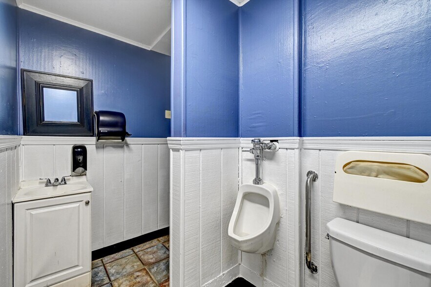 More Photos Of 15 E Centre St, Baltimore Bar For Sale