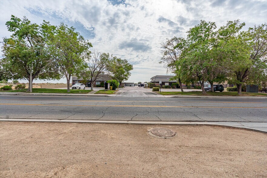 More Photos Of 39126-39130 3rd St E, Palmdale Service For Sale