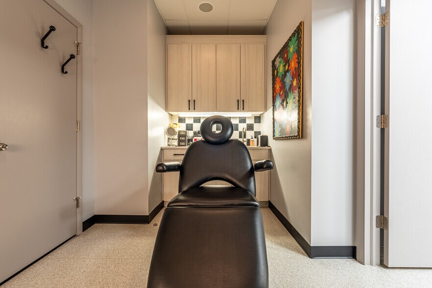 More Photos Of 111 N Wabash Ave, Chicago Office For Sale