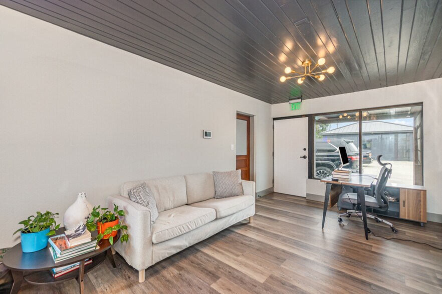 More Photos Of 390 Poinciana Dr, Melbourne Office Residential For Lease