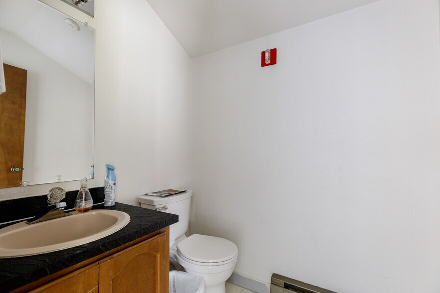 More Photos Of 35 SE Ely St, Oak Harbor Office For Sale