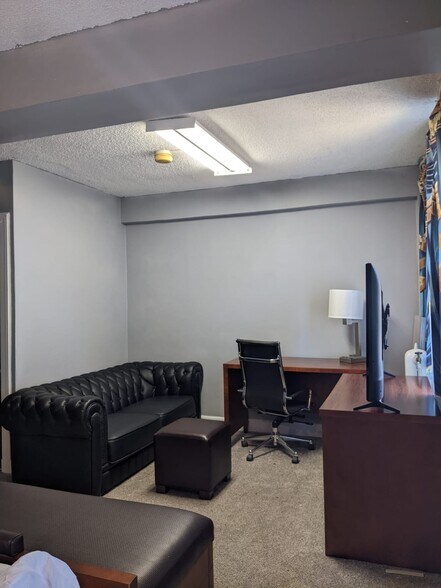 More Photos Of 118 E Court St, Paris Hotel For Sale