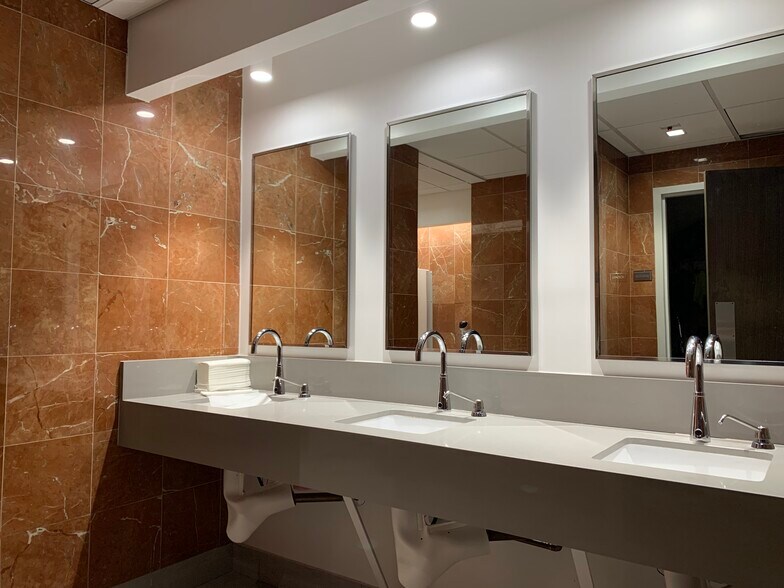 More Photos Of 5959 Waterford District Dr, Miami Office For Lease