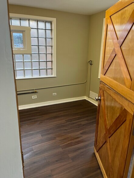 More Photos Of 2227-2231 W Belmont Ave, Chicago Veterinarian Kennel For Lease