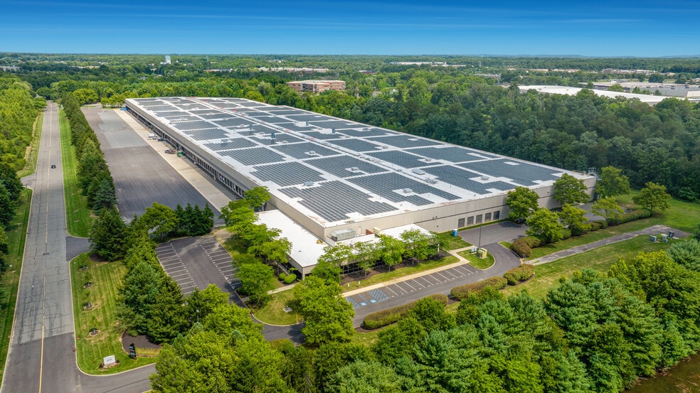 More Photos Of 400 Cabot Dr, Hamilton Distribution For Lease