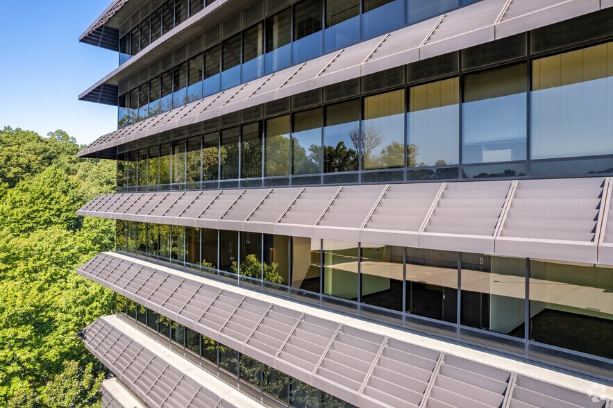 More Photos Of 3 Ravinia Dr, Atlanta Office For Lease