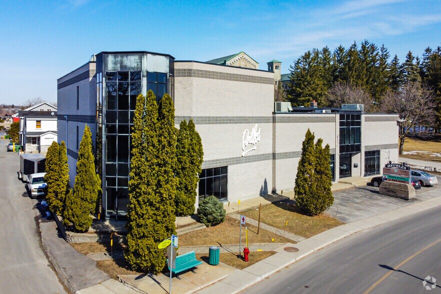 Primary Photo Of 15757 Boul Gouin, Montréal Freestanding For Sale