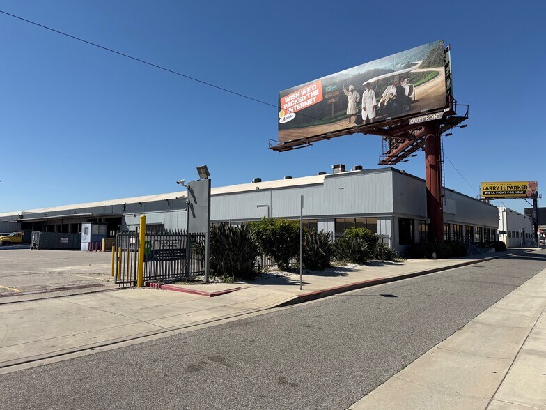 More Photos Of 5500 W Century Blvd, Los Angeles Warehouse For Lease