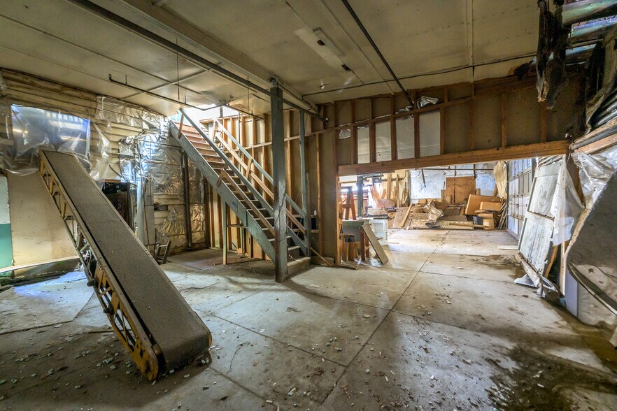 More Photos Of 515 Columbia St, Hudson Warehouse For Sale