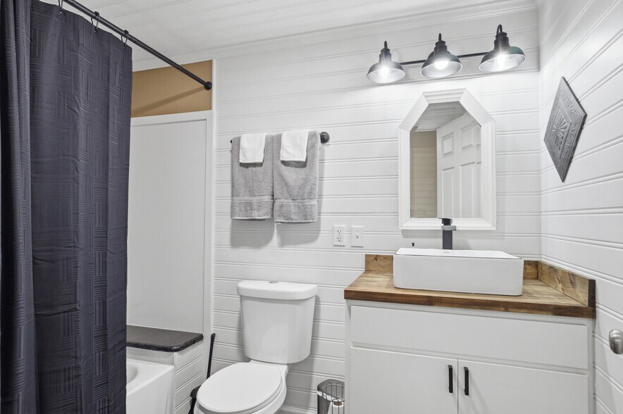 More Photos Of 10 S Side Sq, Cooper Freestanding For Sale