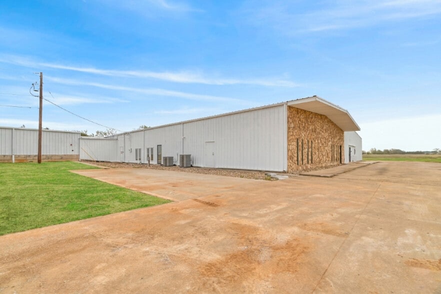 More Photos Of 3790 Lamar Ave, Paris Warehouse For Sale