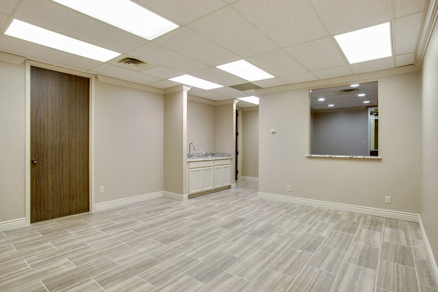 More Photos Of 913 S College Rd, Lafayette Medical For Lease