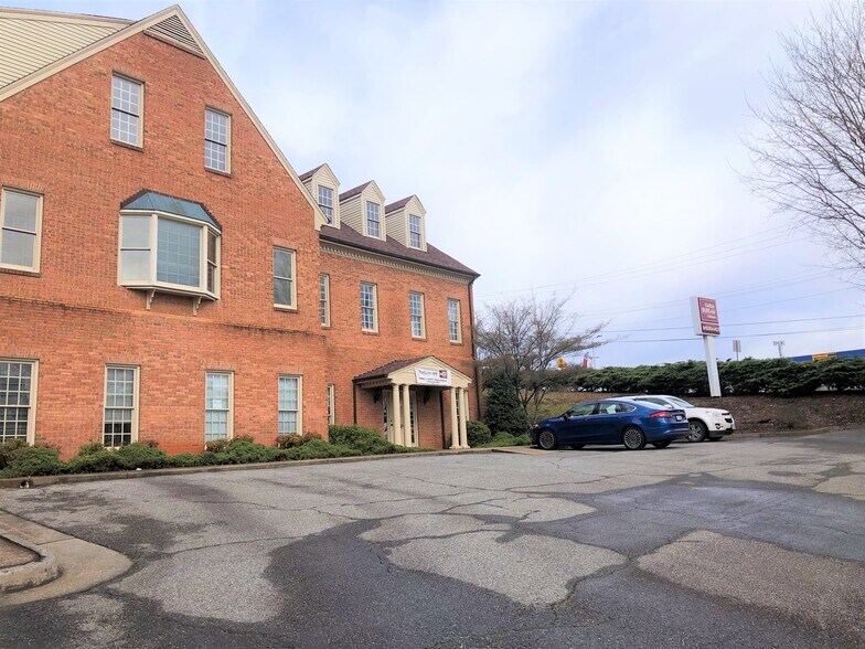 More Photos Of 156 E Market St, Martinsville Office Residential For Lease