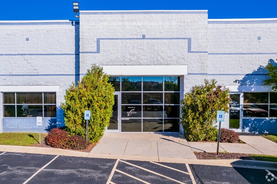More Photos Of 400 W Bell Ct, Oak Creek Service For Lease
