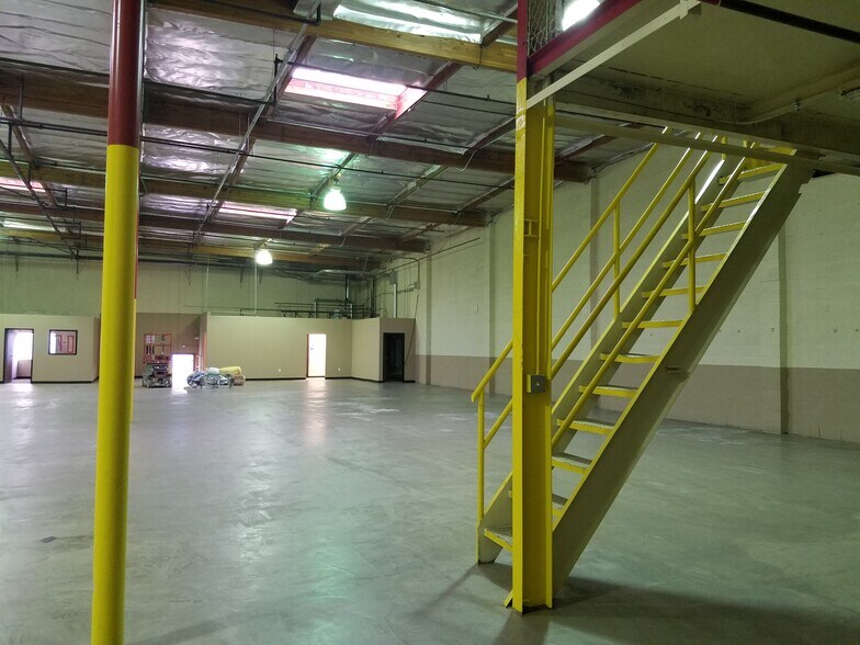 More Photos Of 417-421 E Commercial St, Anaheim Warehouse For Lease