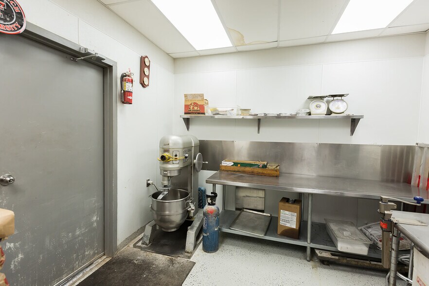 More Photos Of 1140 Kermit St, Plainview Restaurant For Sale