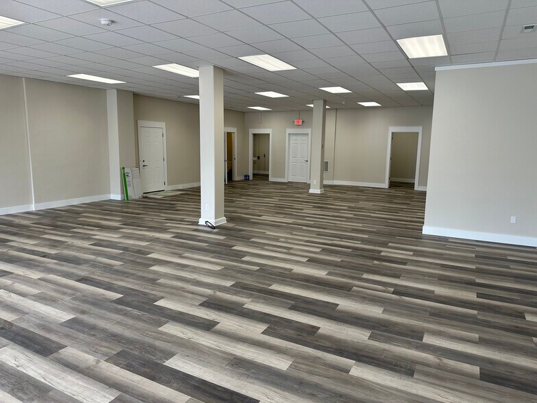 More Photos Of 423 W Broadway St, Bradley Office For Lease