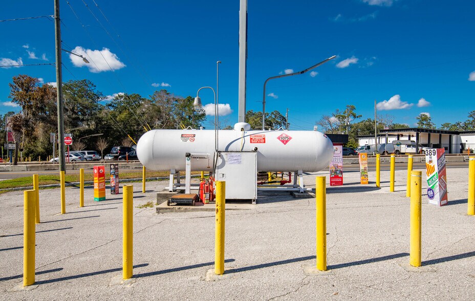 More Photos Of 709 S Broad St, Brooksville Service Station For Sale