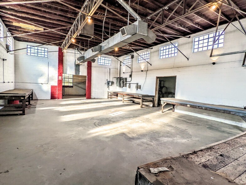 More Photos Of 2706 W 11th St, Little Rock Light Manufacturing For Sale