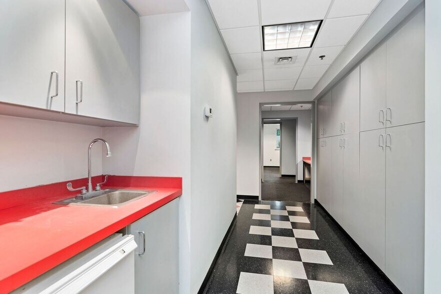 More Photos Of 1514 Commerce Ave, Carlisle Light Distribution For Lease