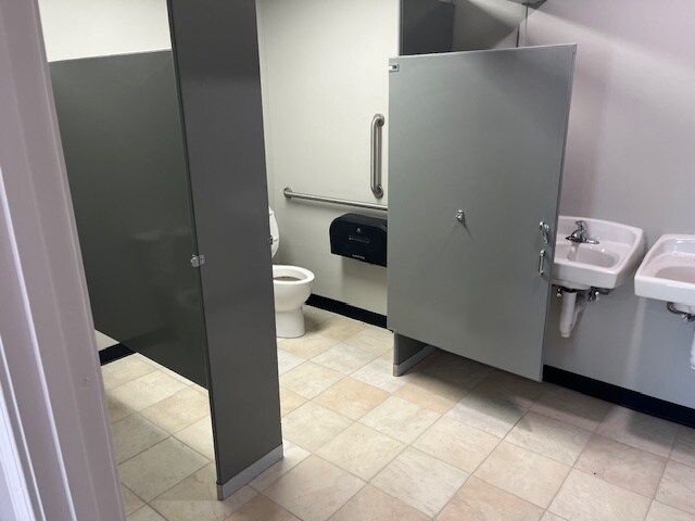 More Photos Of 1313 Newton Ave, Evansville Showroom For Lease
