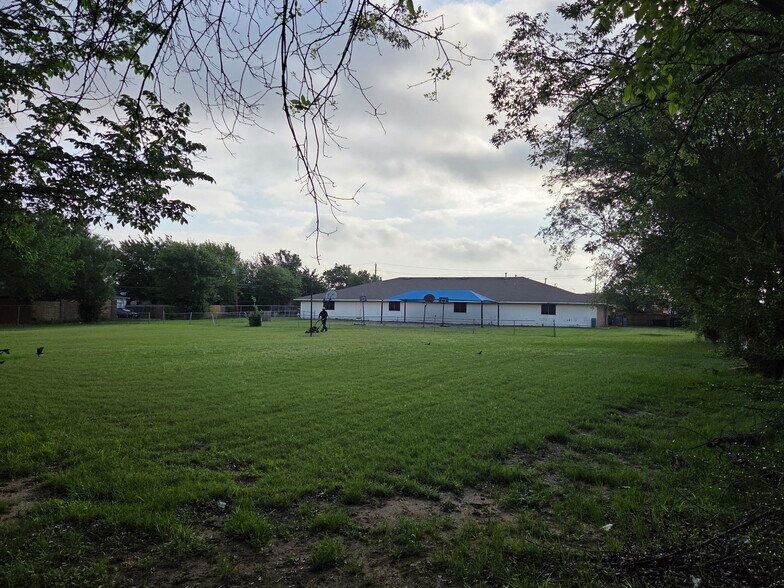 More Photos Of 1339 N Masters Dr, Dallas General Retail For Sale