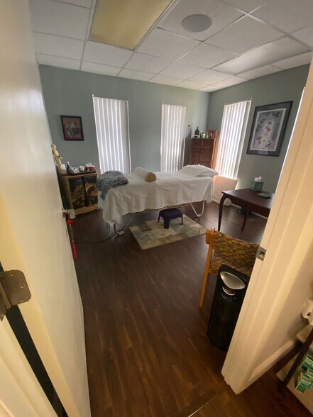 More Photos Of 21400-21414 W Dixie Hwy, Miami Medical For Lease