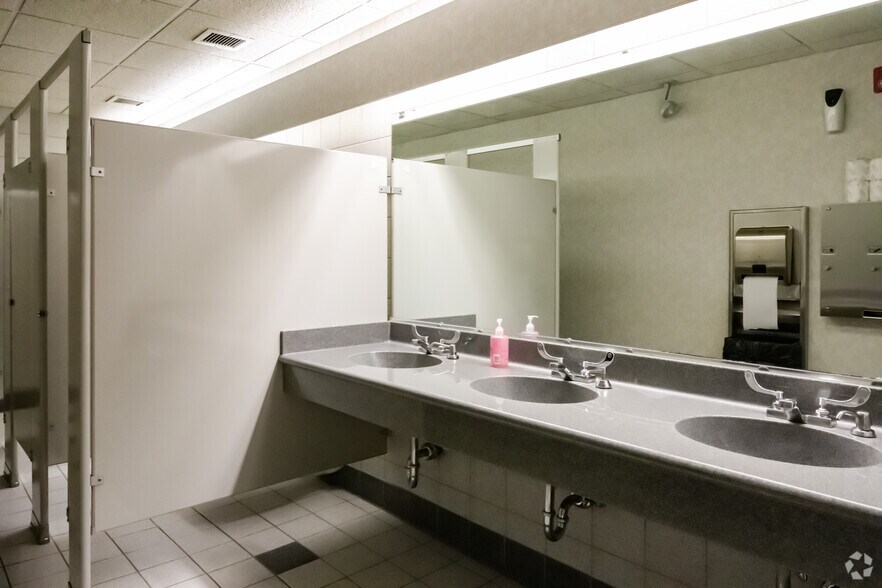 More Photos Of 1919 S Highland Ave, Lombard Unknown For Lease