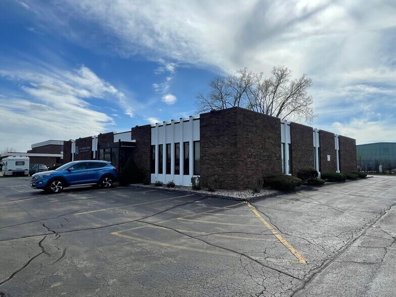 More Photos Of 601 N Lynndale Dr, Appleton Office For Sale
