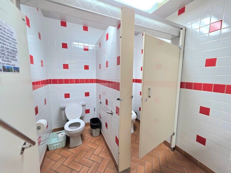 More Photos Of 1902 W Cermak Rd, Chicago Storefront Retail Residential For Lease